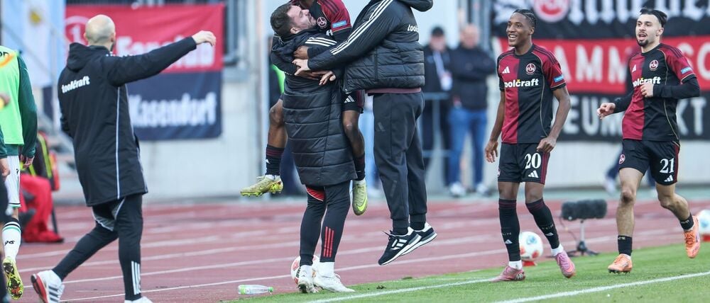 Ausgelassener Nürnberger Jubel mit Torschütze Mohamed Zoma (oben links) und Trainer Miroslav Klose nach dem 2:1.