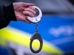 Nach dem Gewaltausbruch in Rudow nahm die Polizei drei Männer vorläufig fest. (Symbolbild) 