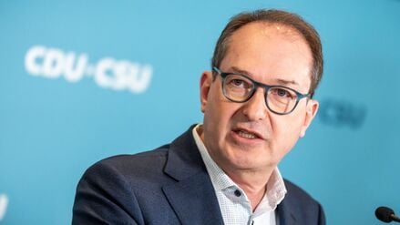 Alexander Dobrindt, CSU-Landesgruppenchef, gibt nach der Fraktionssitzung im Bundestag ein Statement. 