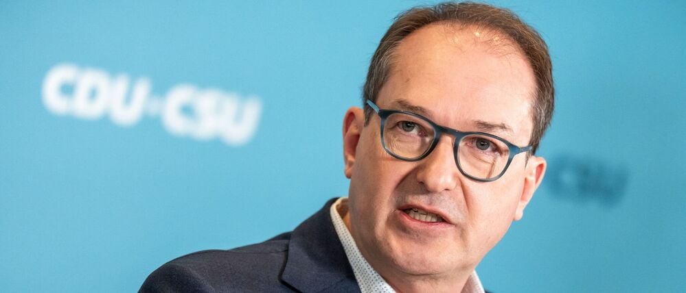 Alexander Dobrindt, CSU-Landesgruppenchef, gibt nach der Fraktionssitzung im Bundestag ein Statement. 