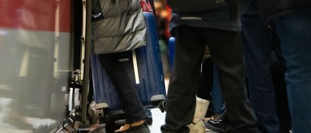 Über die Feiertage verreisen viele Menschen mit der Bahn. (Archivbild) 