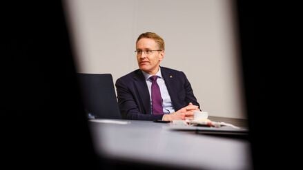PRODUKTION - 11.12.2025, Schleswig-Holstein, Kiel: Daniel Günther (CDU), Ministerpräsident von Schleswig-Holstein, spricht während eines Interviews. (zu dpa: «Günther fordert rasches Social-Media-Verbot unter 16 Jahren») Foto: Frank Molter/dpa +++ dpa-Bildfunk +++