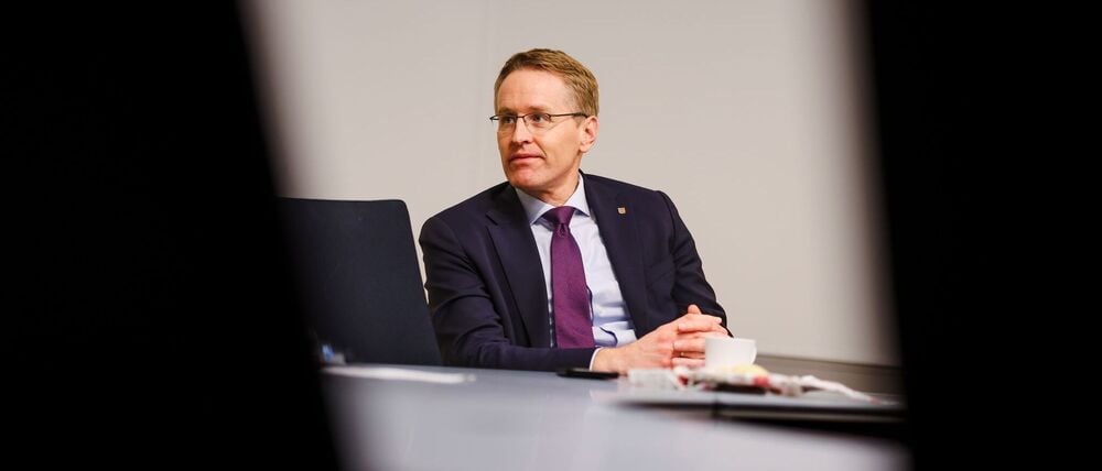 PRODUKTION - 11.12.2025, Schleswig-Holstein, Kiel: Daniel Günther (CDU), Ministerpräsident von Schleswig-Holstein, spricht während eines Interviews. (zu dpa: «Günther fordert rasches Social-Media-Verbot unter 16 Jahren») Foto: Frank Molter/dpa +++ dpa-Bildfunk +++