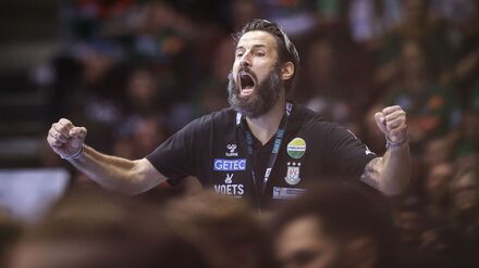 Trainer Bennet Wiegert liegt mit dem SC Magdeburg in mehreren Wettbewerben auf Titelkurs. (Archivbild)