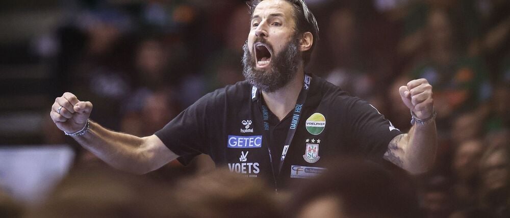 Trainer Bennet Wiegert liegt mit dem SC Magdeburg in mehreren Wettbewerben auf Titelkurs. (Archivbild)