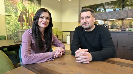 Anja Henkes, die Leiterin der Goethe-Grundschule in Babelsberg, mit dem Medienexperte Tobias Dillinger.