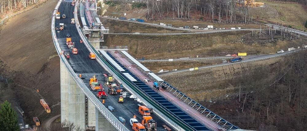 Überall Fahrzeuge und Arbeiter: Die Baufirmen haben die neue Brücke im Rekordtempo hochgezogen.