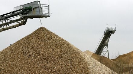 Kies und Sand sind weiter der in Deutschland am häufigsten gewonnene Rohstoff. Doch die Fördermenge schrumpft. (Symbolbild)
