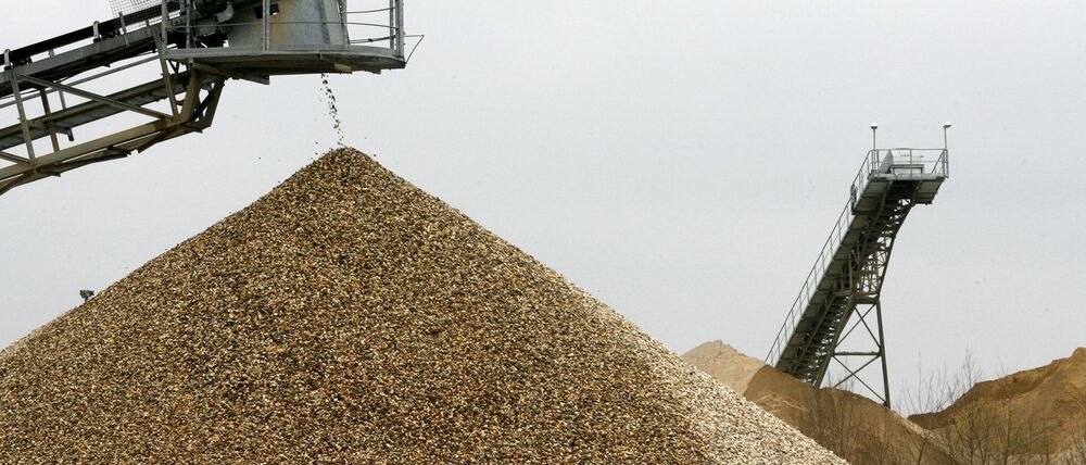 Kies und Sand sind weiter der in Deutschland am häufigsten gewonnene Rohstoff. Doch die Fördermenge schrumpft. (Symbolbild)