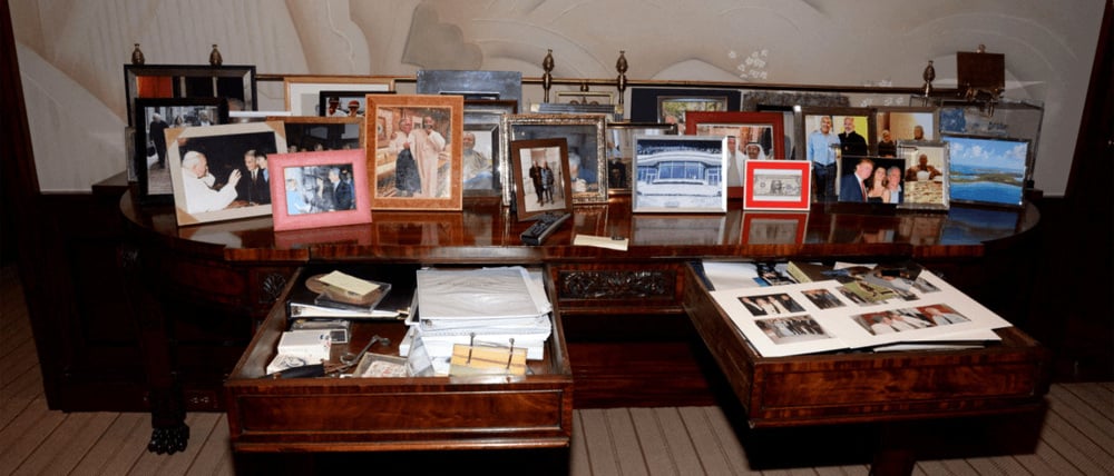 Verschiedene Bilder auf einem Schreibtisch.