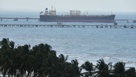 Der Öltanker Evana liegt im Hafen von El Palito in Puerto Cabello vor Anker.
