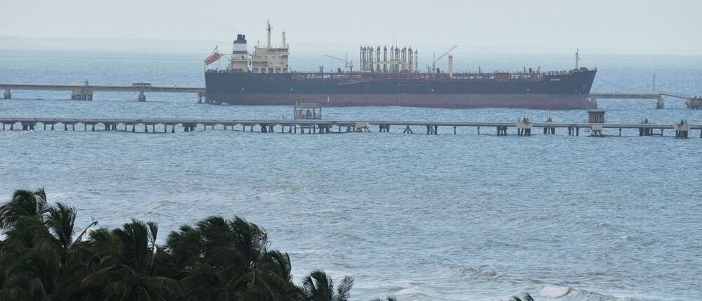Der Öltanker Evana liegt im Hafen von El Palito in Puerto Cabello vor Anker.
