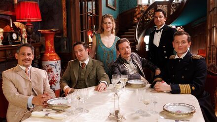 Eine neue Serie gibt Antworten auf Fragen, die im legendären Sketch „Dinner for One“ offen bleiben.