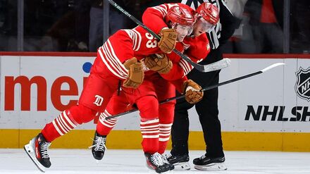 Moritz Seider wird nach seinem Siegtreffer für Detroit umjubelt.