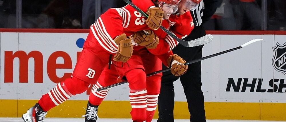 Moritz Seider wird nach seinem Siegtreffer für Detroit umjubelt.