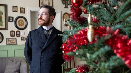 Schon länger hat Valerio Bonanno seine Wohnung  mit Möbeln aus der Kaiserzeit eingerichtet und trägt nur Kleidung von damals - jetzt hat er erstmals auch ein Weihnachtszimmer aus der Epoche um 1900 nachgestellt.