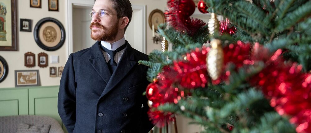 Schon länger hat Valerio Bonanno seine Wohnung  mit Möbeln aus der Kaiserzeit eingerichtet und trägt nur Kleidung von damals - jetzt hat er erstmals auch ein Weihnachtszimmer aus der Epoche um 1900 nachgestellt.