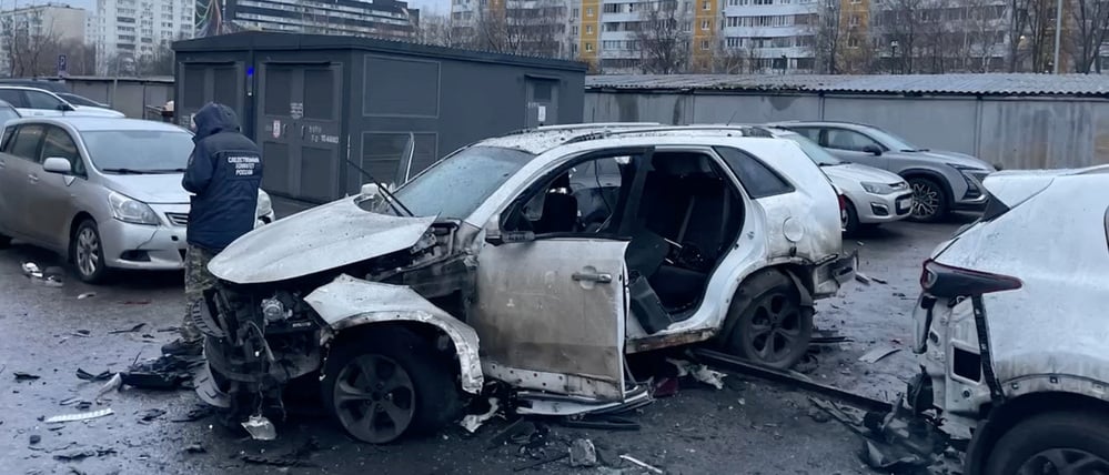 Ein Ermittler arbeitet am Tatort, an dem Generalleutnant Fanil Sarvarov, Leiter der Abteilung für operative Ausbildung der russischen Generalstabsarmee, Berichten zufolge am 22. Dezember 2025 in Moskau, Russland, durch eine Autobombe getötet wurde. 