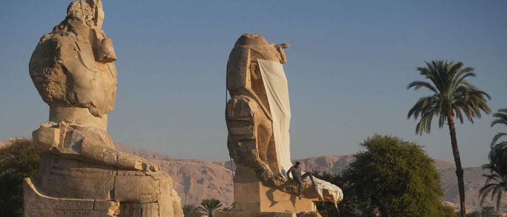 Arbeiter der Antikenverwaltung bereiten sich auf die Enthüllung von zwei riesigen Alabasterstatuen für den prominenten Pharao Amenhotep III. in der südlichen Stadt Luxor in Ägypten vor. 