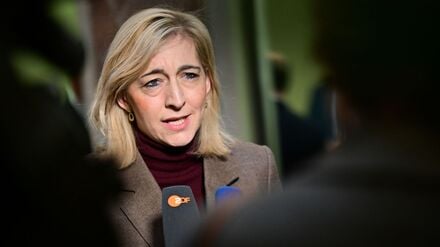 Nina Warken (CDU), Bundesministerin für Gesundheit, gibt während der 1060. Sitzung des Bundesrates ein Interview. 