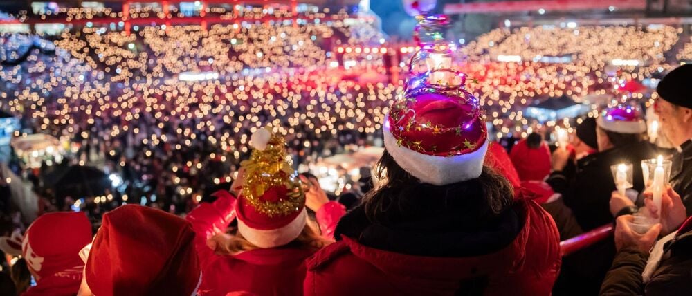 Das Stadion an der Alten Försterei erstrahlt im weihnachtlichen Lichterglanz. (Archivbild)