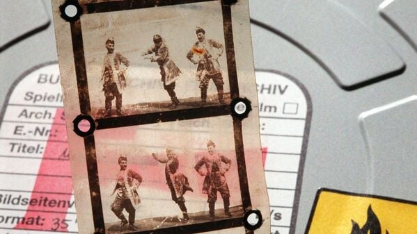 ARCHIV - 14.10.1998, Berlin: ARCHIV - Zu den Kostbarkeiten des Filmarchivs Berlin, einer Abteilung des Bundesarchivs, gehört dieser Filmstreifen von Max Skladanowsky, einem Pionier des Films, der am 01.11.1895 im Berliner Wintergarten mit seinem Bioskop erstmalig in Deutschland kleine Filmstreifen vorführte (Aufnahme vom 15.10.1998). (zu dpa: «130 Jahre Kino: Wer erfand es - Frankreich oder Deutschland?») Foto: Hubert Link/dpa +++ dpa-Bildfunk +++