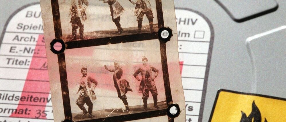 ARCHIV - 14.10.1998, Berlin: ARCHIV - Zu den Kostbarkeiten des Filmarchivs Berlin, einer Abteilung des Bundesarchivs, gehört dieser Filmstreifen von Max Skladanowsky, einem Pionier des Films, der am 01.11.1895 im Berliner Wintergarten mit seinem Bioskop erstmalig in Deutschland kleine Filmstreifen vorführte (Aufnahme vom 15.10.1998). (zu dpa: «130 Jahre Kino: Wer erfand es - Frankreich oder Deutschland?») Foto: Hubert Link/dpa +++ dpa-Bildfunk +++