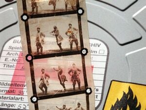 ARCHIV - 14.10.1998, Berlin: ARCHIV - Zu den Kostbarkeiten des Filmarchivs Berlin, einer Abteilung des Bundesarchivs, gehört dieser Filmstreifen von Max Skladanowsky, einem Pionier des Films, der am 01.11.1895 im Berliner Wintergarten mit seinem Bioskop erstmalig in Deutschland kleine Filmstreifen vorführte (Aufnahme vom 15.10.1998). (zu dpa: «130 Jahre Kino: Wer erfand es - Frankreich oder Deutschland?») Foto: Hubert Link/dpa +++ dpa-Bildfunk +++