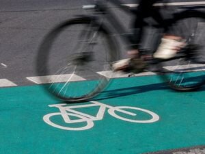 Eine Radfahrerin fährt über einen grün eingefärbten Radweg.