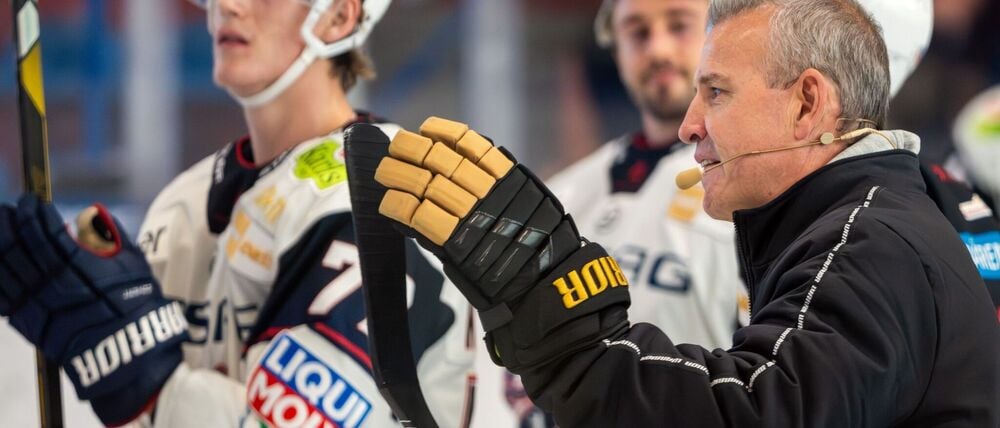 Angreifer Eric Hördler (l.) und Cheftrainer Serge Aubin von den Eisbären Berlin haben kaum Zeit für die Familie. (Archivbild)