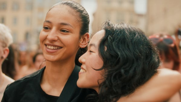 Nadia Melliti (links mit mit Ji-Min Park) als Fatima in Hafsia Herzis Film „Die jüngste Tochter“.