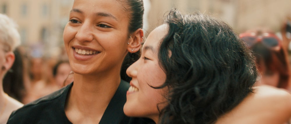 Nadia Melliti (links mit mit Ji-Min Park) als Fatima in Hafsia Herzis Film „Die jüngste Tochter“.