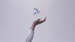 Symbolbild für schwindenden Wohlstand: Ein 20-Euro-Schein, der zu einem Vogel gefaltet ist, fliegt aus einer Hand davon.