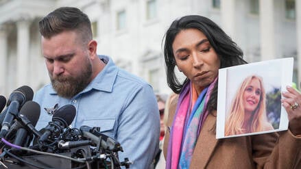 Sky Roberts, der Bruder von Virginia Giuffre, die von Jeffrey Epstein missbraucht wurde, und seine Frau Amanda Roberts sprachen am 18. November 2025 gemeinsam mit Überlebenden, während das Repräsentantenhaus sich auf die Abstimmung über den Epstein‑Files Transparency Act vorbereitete.