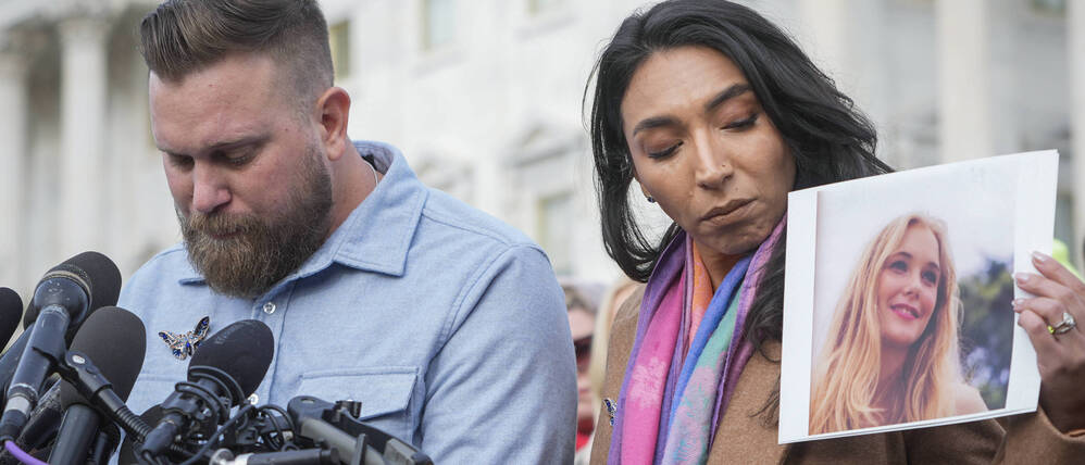 Sky Roberts, der Bruder von Virginia Giuffre, die von Jeffrey Epstein missbraucht wurde, und seine Frau Amanda Roberts sprachen am 18. November 2025 gemeinsam mit Überlebenden, während das Repräsentantenhaus sich auf die Abstimmung über den Epstein‑Files Transparency Act vorbereitete.