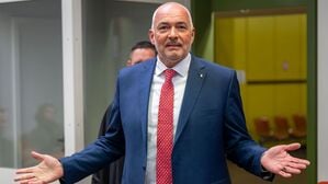 Bayern, München: Der ehemalige CDU-Bundestagsabgeordnete Axel Fischer aus dem Wahlkreis Karlsruhe-Land betritt den Gerichtssaal des Oberlandesgerichts. 