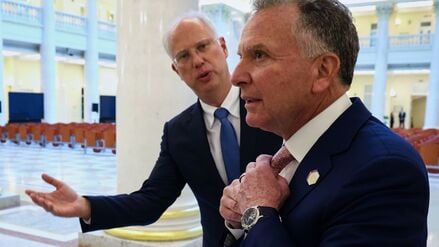 Trumps Sondergesandter Steve Witkoff (vorne) traf sich am Wochenende mit Kreml-Unterhändler Kirill Dmitrijew.