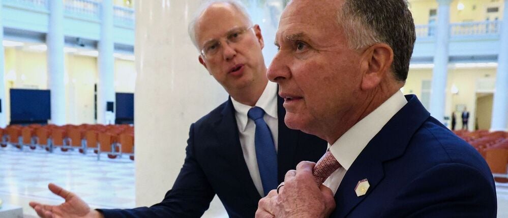 Trumps Sondergesandter Steve Witkoff (vorne) traf sich am Wochenende mit Kreml-Unterhändler Kirill Dmitrijew.