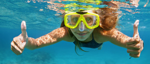 Illustration: Eine Jugendliche mit gelber Taucherbrille ist unter Wasser in einem Schwimmbecken zu sehen.