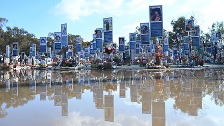 Gedenktafeln stehen auf dem Gelände der Nova Festival Memorial Gedenkstätte. (Archivbild)
