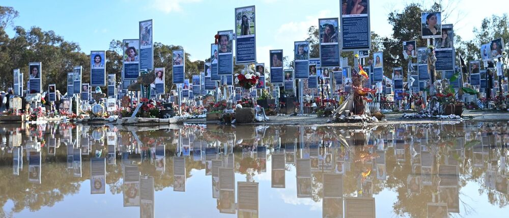 Gedenktafeln stehen auf dem Gelände der Nova Festival Memorial Gedenkstätte. (Archivbild)