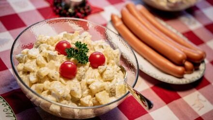 Laut einer aktuellen Statista-Befragung geben 34 Prozent der Befragten an, dass es bei ihnen über die Weihnachtsfeiertage Würstchen mit Kartoffelsalat gibt. (Symbolfoto)