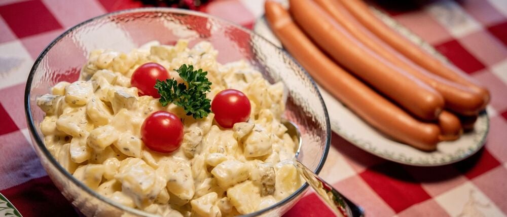 Laut einer aktuellen Statista-Befragung geben 34 Prozent der Befragten an, dass es bei ihnen über die Weihnachtsfeiertage Würstchen mit Kartoffelsalat gibt. (Symbolfoto)