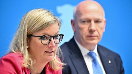 Martina Klement (CSU) spricht am 1. April 2025 während einer Pressekonferenz des Berliner Senats neben Kai Wegner (CDU).