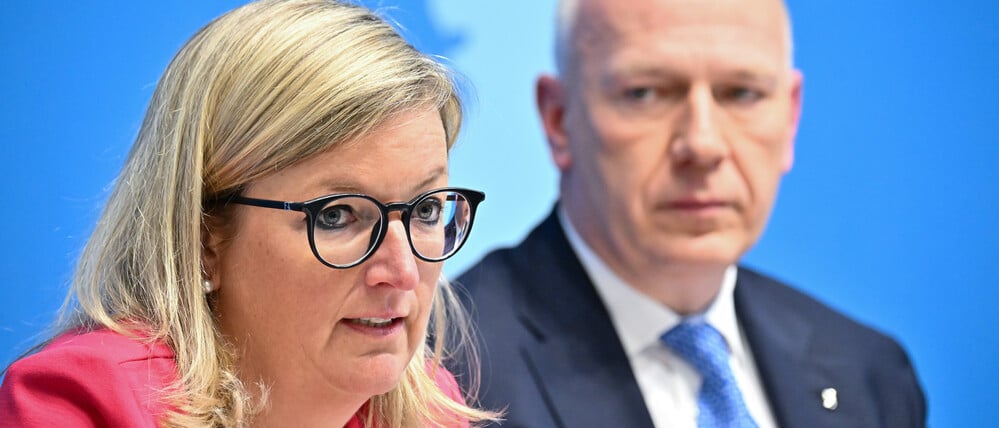 Martina Klement (CSU) spricht am 1. April 2025 während einer Pressekonferenz des Berliner Senats neben Kai Wegner (CDU).