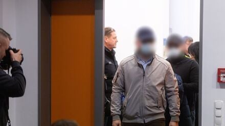 Die Angeklagten kommen zu Beginn des Revisionsverfahren im Fretterode-Prozess in den Gerichtssaal am Landgericht.