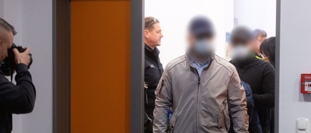 Die Angeklagten kommen zu Beginn des Revisionsverfahren im Fretterode-Prozess in den Gerichtssaal am Landgericht.