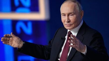 19.12.2025, Russland, Moskau: Der russische Präsident Wladimir Putin gestikuliert, während er während seiner jährlichen Pressekonferenz und Anrufsendung am Gostinny Dvor spricht.