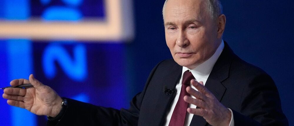 19.12.2025, Russland, Moskau: Der russische Präsident Wladimir Putin gestikuliert, während er während seiner jährlichen Pressekonferenz und Anrufsendung am Gostinny Dvor spricht.