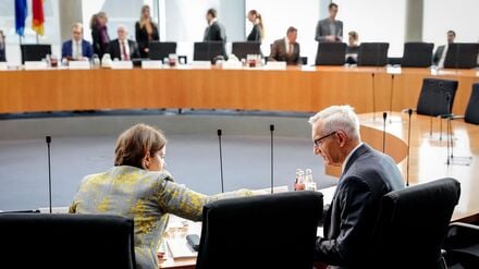 Zusammen mit Martin Jäger, dem Chef des Bundesnachrichtendienstes, und Martina Rosenberg (links), der Präsidentin des Militärischen Abschirmdienstes, hat Verfassungsschutzpräsident Sinan Selen (nicht im Bild) kürzlich öffentlich vor den Aktivitäten ausländischer Geheimdienste in Deutschland gewarnt.